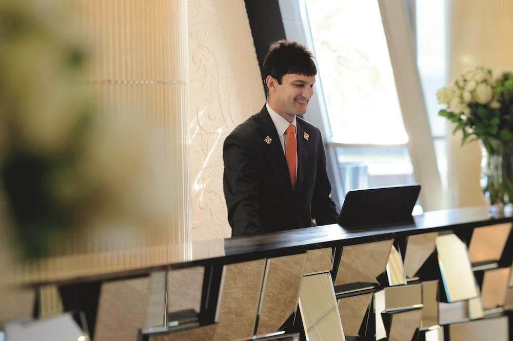 Qabila Westbay Hotel By Marriott Doha Exterior photo A student at the University of Westminster